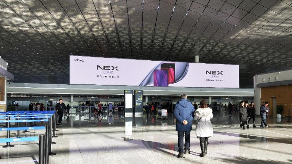 长春龙嘉机场T2安检口正上方LED