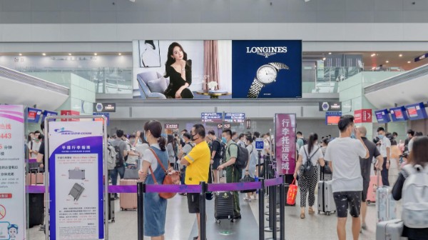 成都双流国际机场T2三层出发大厅灯箱