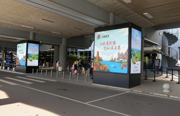 长沙黄花机场T1到达车道包柱灯箱