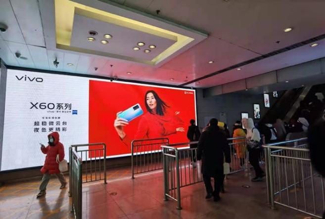 北京国贸地铁C口B1层LED