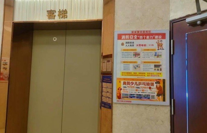 电梯框架广告