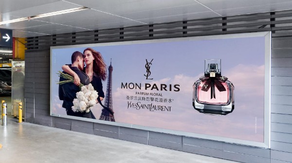 三亚凤凰国际机场综合楼南侧行人通道灯箱套装