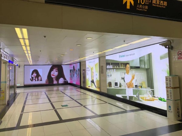 上海地铁人民广场站南京西路10号口灯箱