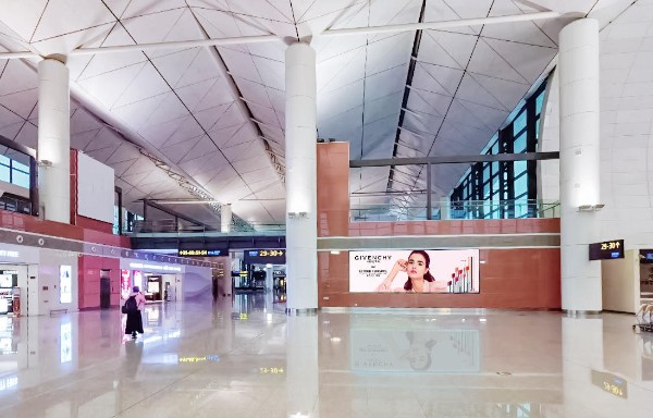 沈阳桃仙国际机场T3国际出发候机区灯箱