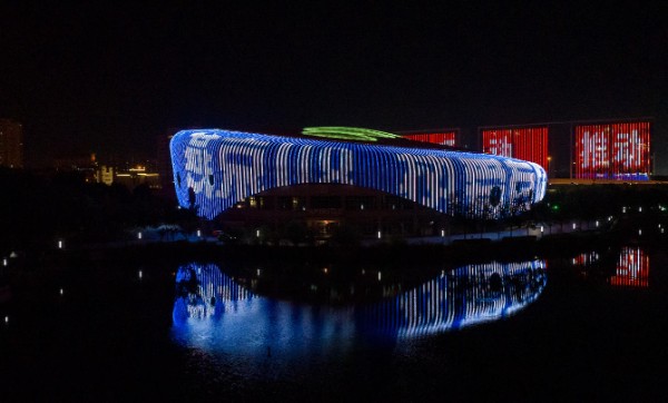 户外广告屏可以包天吗？费用、流程与合约全解析