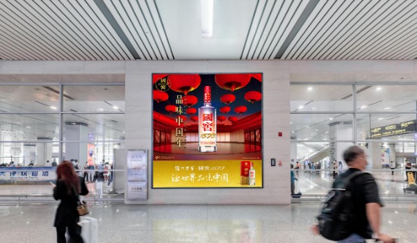 天津海滨机场T2到达行李厅出口处灯箱