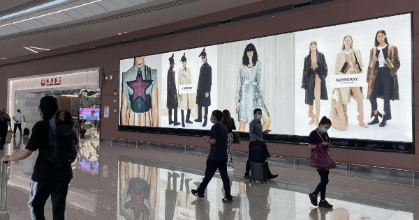 成都双流国际机场T2混流层墙体灯箱