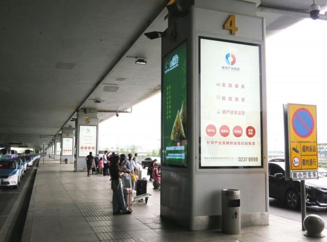 黄花国际机场T2到达外车道包柱灯箱