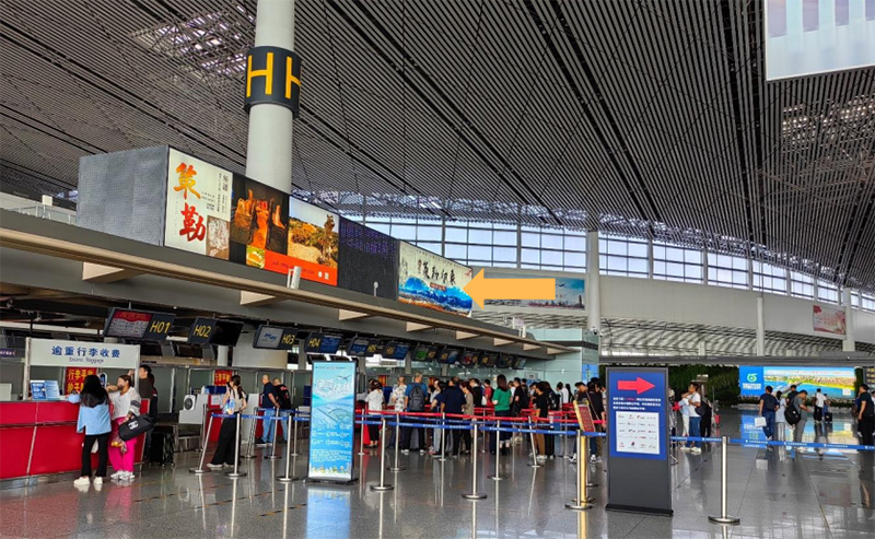 Attracting travel enthusiasts to stop by airport advertisements