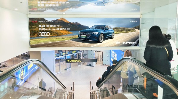 天津海滨机场T2国内到达通廊下电梯灯箱