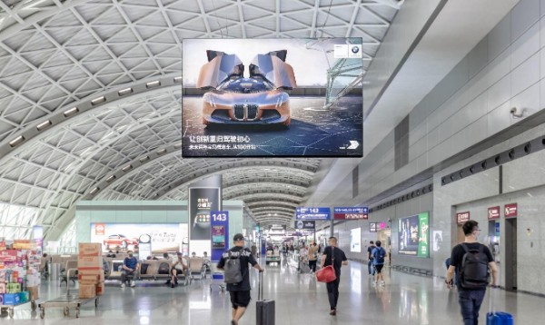 成都双流国际机场T2三层出发区域正迎面灯箱