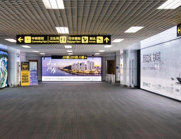 珠海金湾机场三层国内到达指廊灯箱