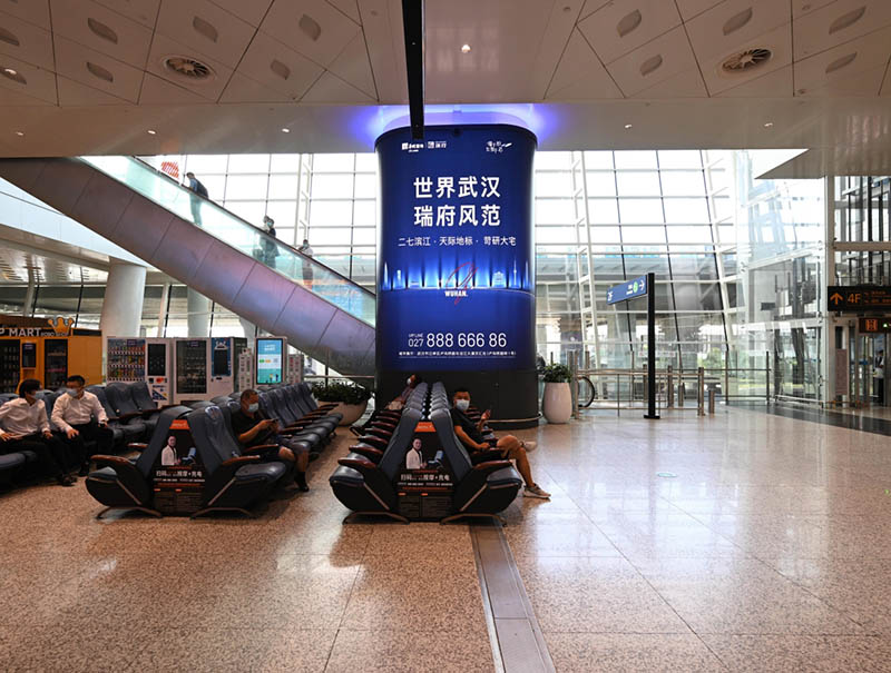 The living room on the second floor of Wuhan Tianhe Airport is packed with pillar light boxes