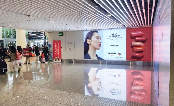 海口美兰机场T2一层到达出口通道两侧灯箱
