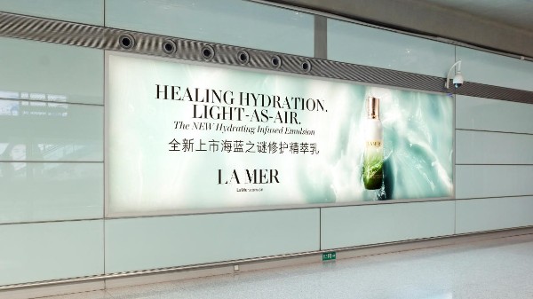 北京首都机场T3C二层国际到达区域墙体灯箱