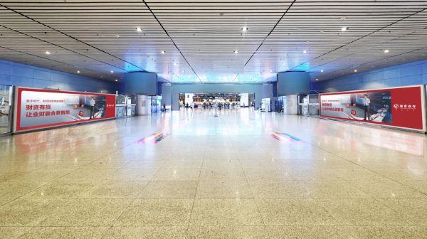 青岛北站地下城市通廊玻璃外隔断灯箱