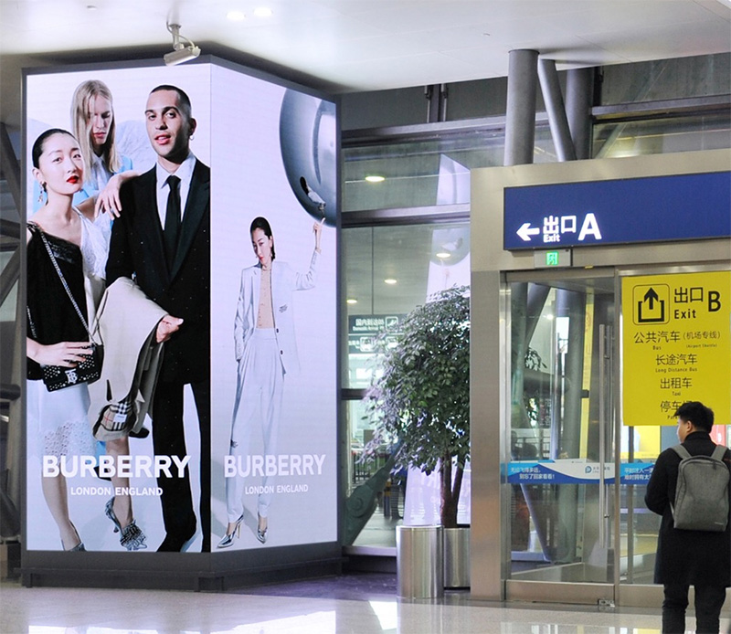 BURBERRY in placing airport advertisements