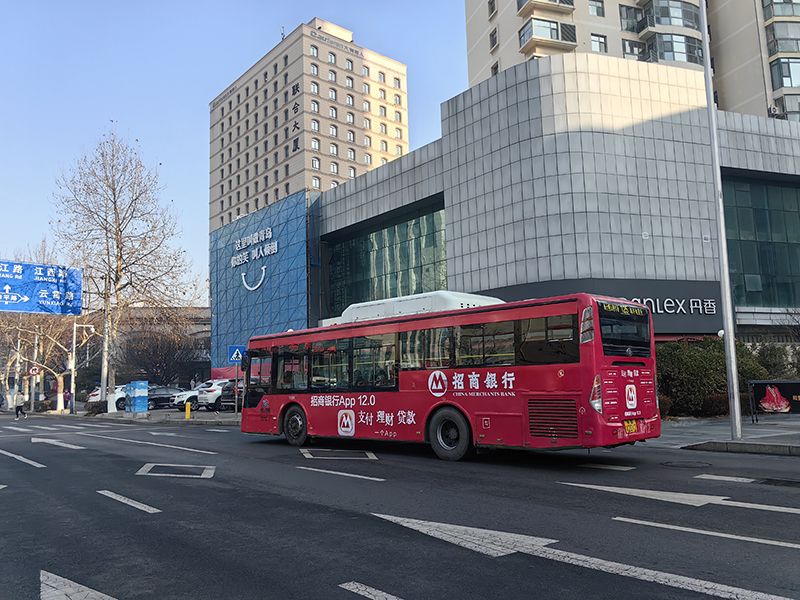青岛公交车身