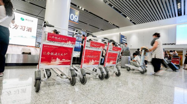 海口美兰机场T2跨区域手推车贴膜