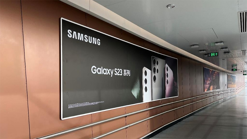 Samsung in placing airport advertisements