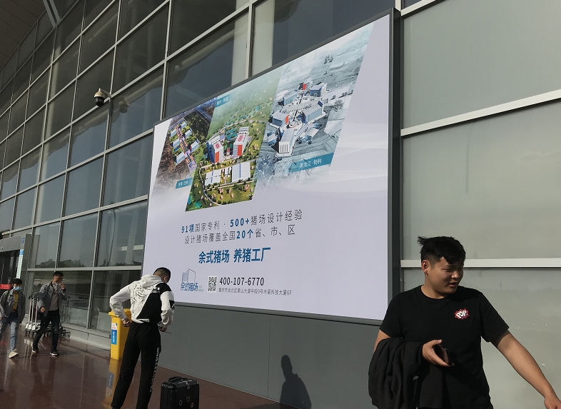 兰州中川机场出发门外车道灯箱