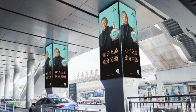 Column-wrapped lightbox in the south passage of Sanya Phoenix International Airport Terminal