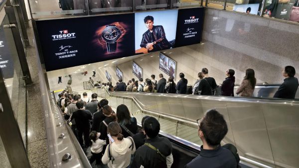 上海虹桥站站台层出站梯楣灯箱