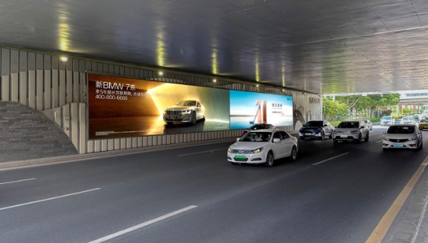 广州白云国际机场飞机滑行桥下桥身往机场灯箱