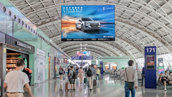成都双流国际机场T2三层出发通廊悬挂灯箱