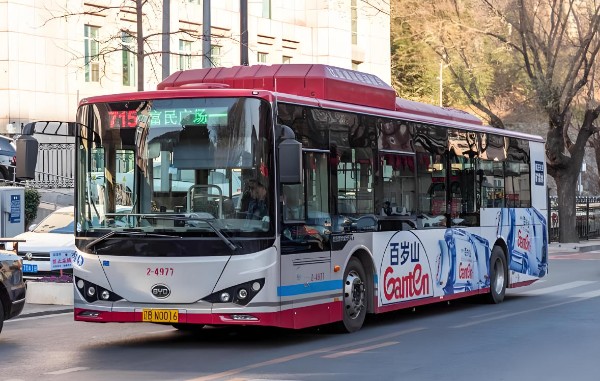 上海公交车身广告费用实战手册：精准规划您的移动营销预算