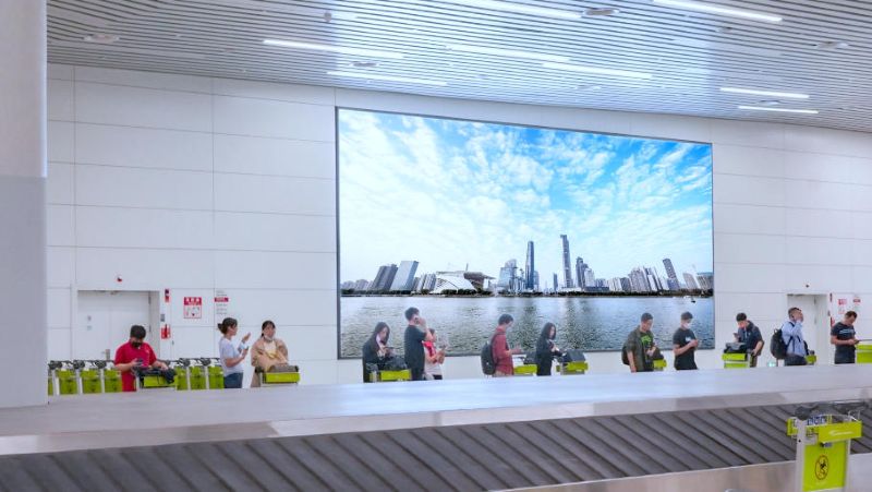 白云国际机场T2国内到达行李厅墙体灯箱