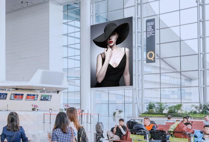 白云国际机场T2出发值机大厅巨型灯箱