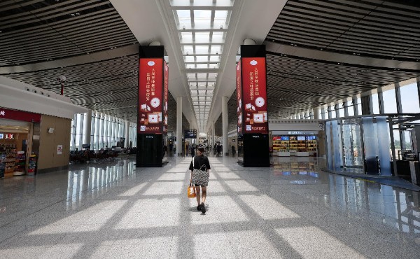 海口美兰机场T2三层通往西北指廊包柱灯箱