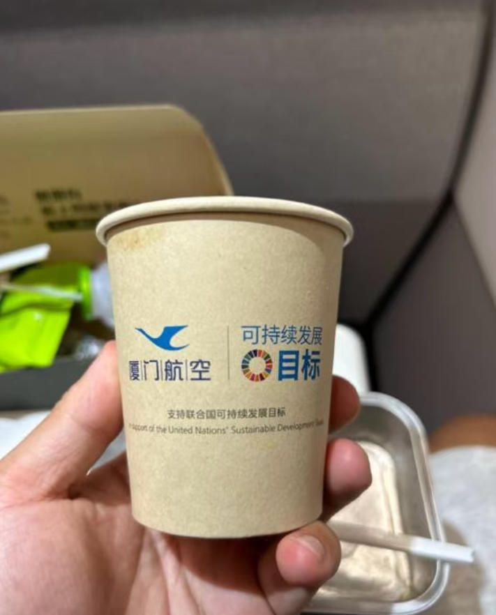 厦门航空飞机客舱内纸杯广告