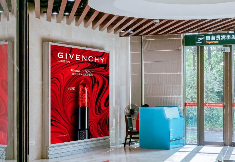 Principles of Creative Design for Airport Advertising: How to Touch the Minds of High-end Travelers