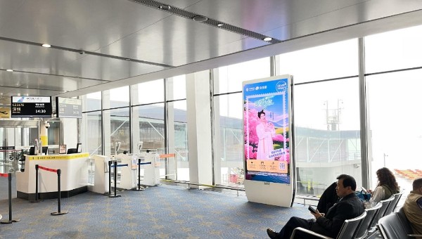 北京大兴机场一、二层登机口前竖式刷屏机