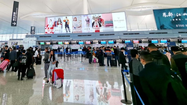 宁波栎社国际机场T2国内值机岛上方灯箱