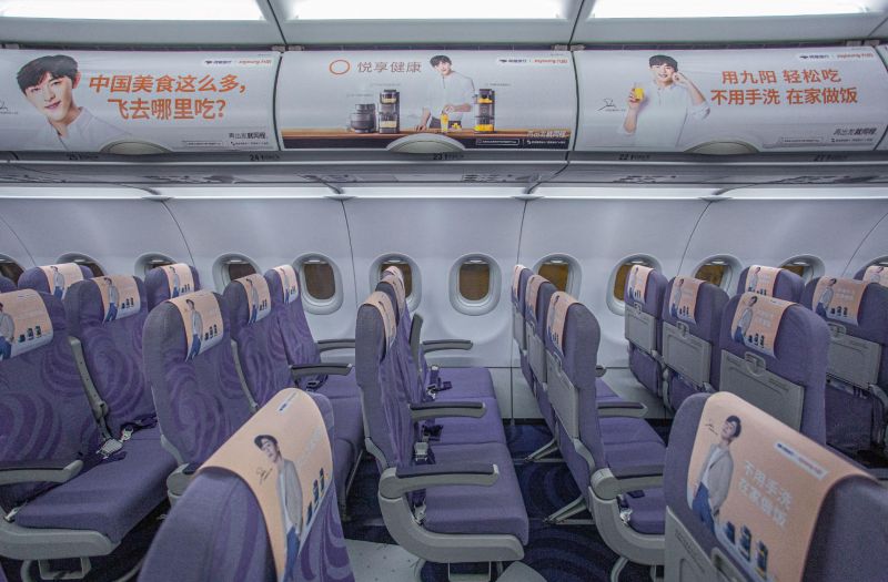 长龙航空飞机客舱内行李架广告